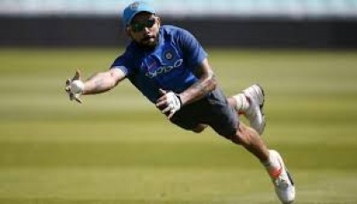 Virat Kohli's Catchy Catch, Dive in the Air, Caught With One Hand,